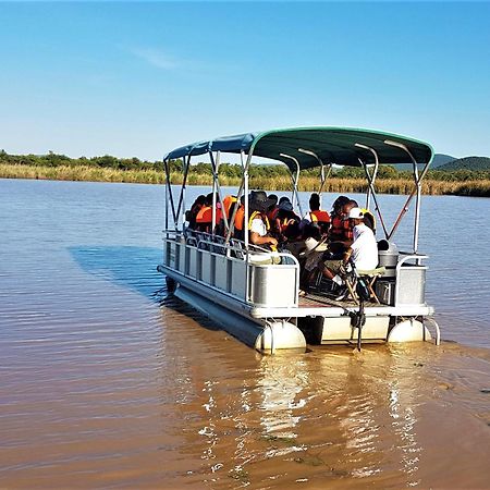 Crocodile Pools River Safaris 哈博罗内 外观 照片