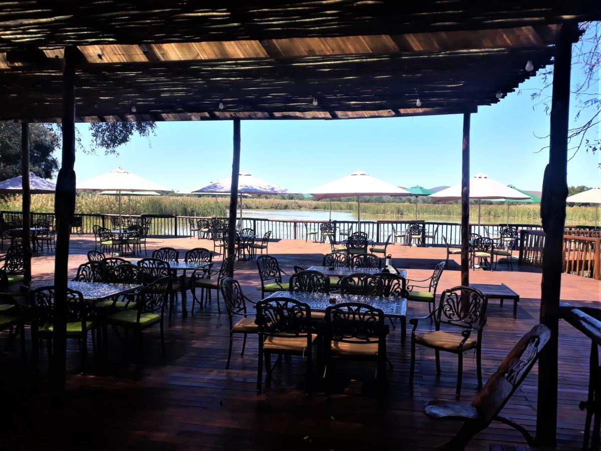 Crocodile Pools River Safaris 哈博罗内 外观 照片