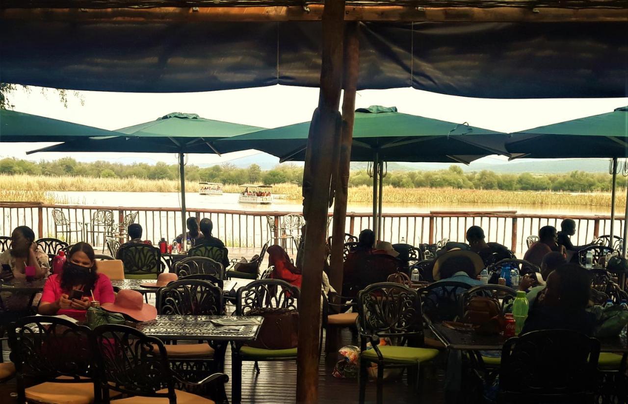 Crocodile Pools River Safaris 哈博罗内 外观 照片