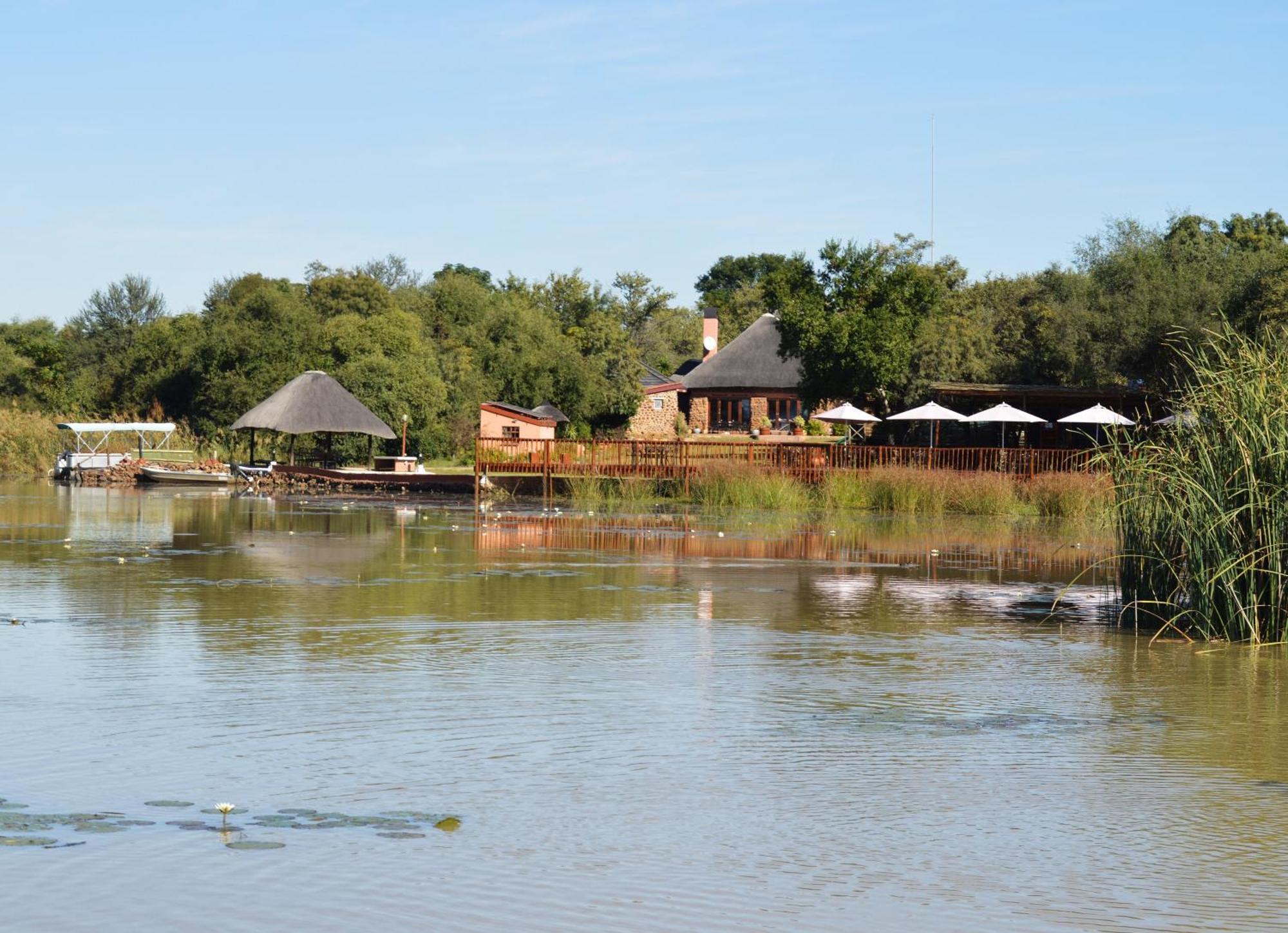 Crocodile Pools River Safaris 哈博罗内 外观 照片