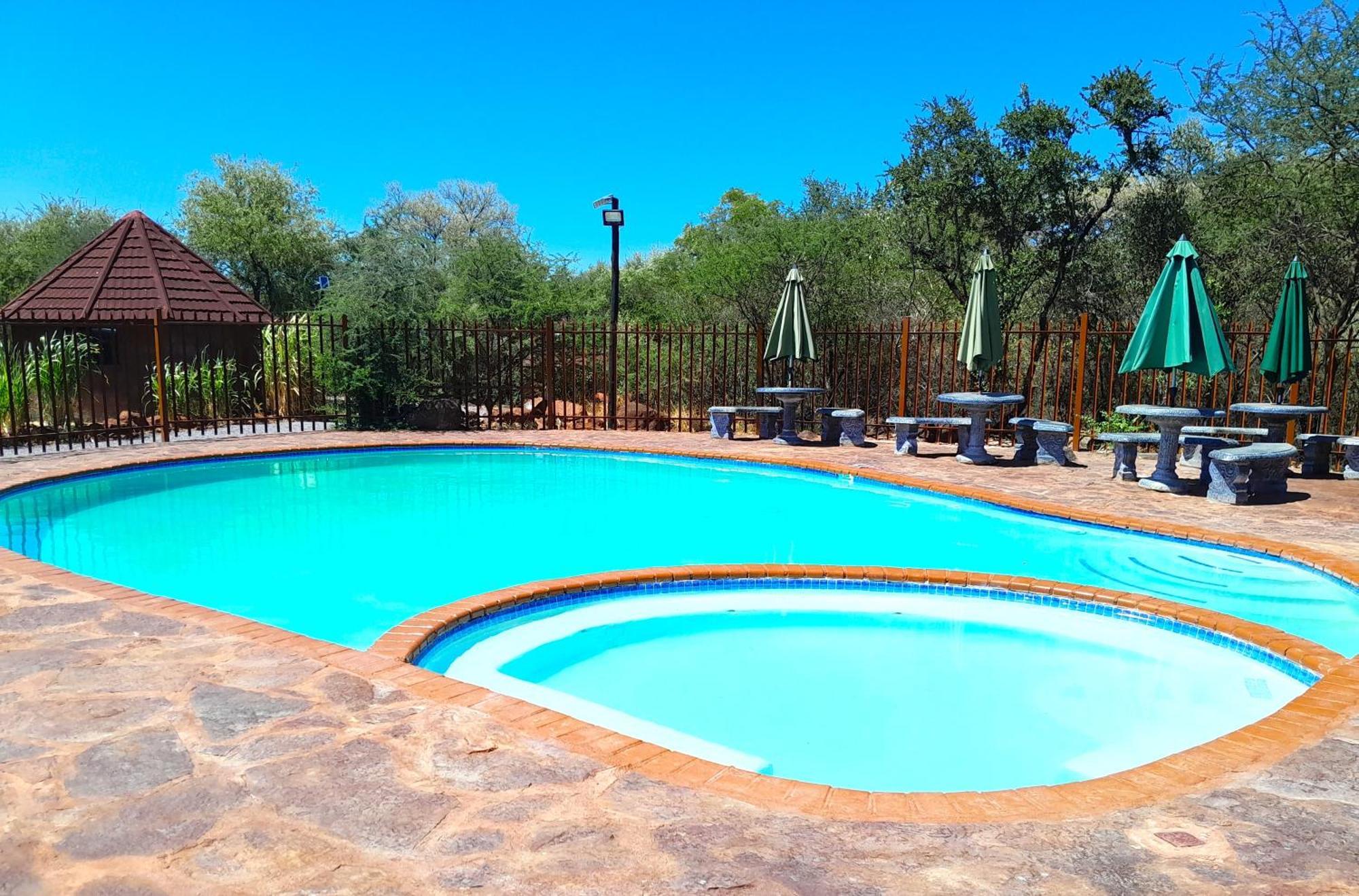 Crocodile Pools River Safaris 哈博罗内 外观 照片