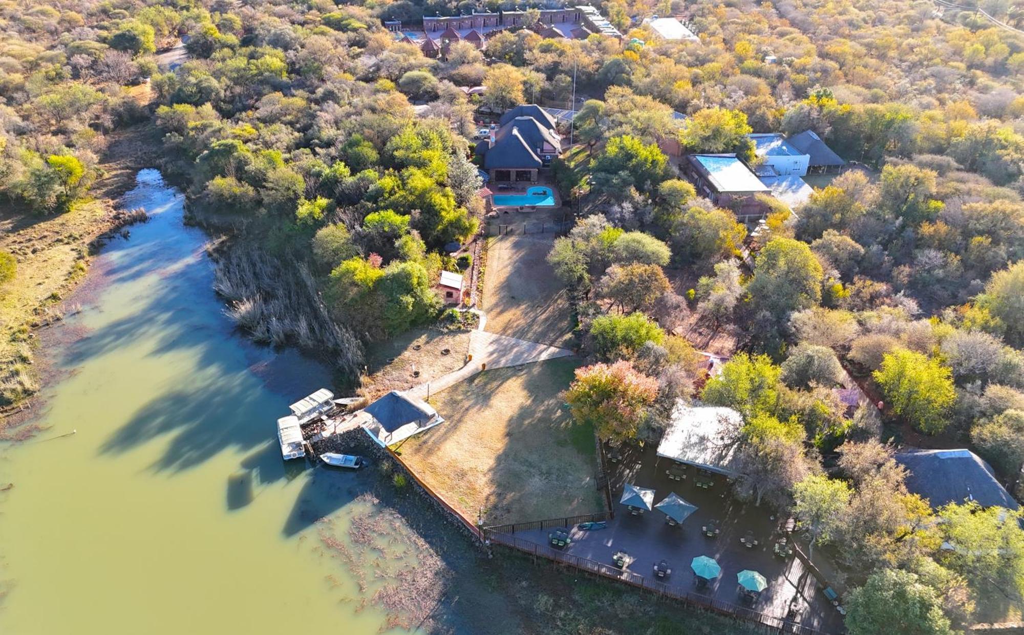 Crocodile Pools River Safaris 哈博罗内 外观 照片